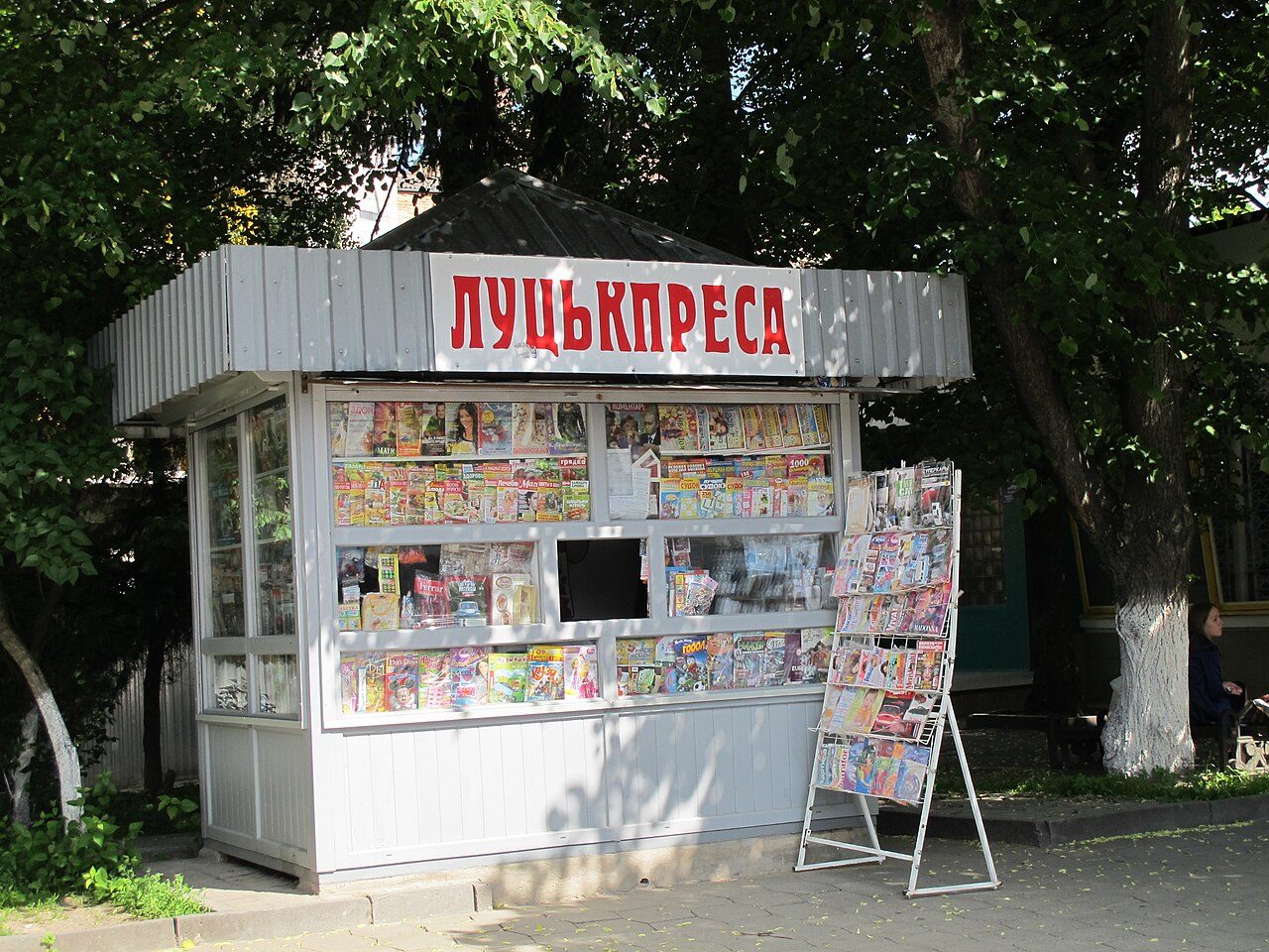 Newspaper rack